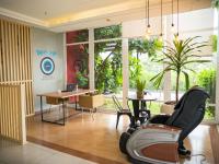 a room with a mobility assist chair and a table at ibis Itu Plaza Shopping in Itu