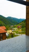 Nespecifikovaný výhled na hory nebo výhled na hory při pohledu z aparthotelu