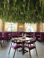 La Nature Hotels & Resorts في Sīkar: غرفة طعام مع طاولات وكراسي أرجوانية