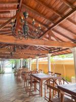 un grupo de mesas y sillas bajo un techo de madera en The barns villas and restaurant, en Negombo