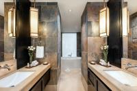 Ein Badezimmer in der Unterkunft Oaks Ibn Battuta Gate Dubai