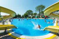 The swimming pool at or close to Happy Camp Mobile Homes in Camping Cisano San Vito