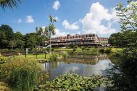 un hotel con un estanque frente a un edificio en St. Pierre Park Hotel &amp; Golf, en St. Peter Port