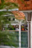 Moment في ستشيلتسي أوبولسكي: بار عليه كونتر للمشروبات