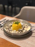 Un plato de comida sobre una mesa con un plato de champiñones. en Celi Connect Hotel Orla Aracaju, en Aracaju