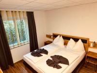 Posteľ alebo postele v izbe v ubytovaní Enns Sleep Gasthaus Backhendlstation