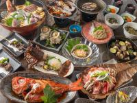 un tavolo con molti piatti diversi di cibo sopra di ひだまりinn a Kamogawa