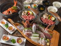 un tavolo imbandito con diversi tipi di frutti di mare e altri piatti di ひだまりinn a Kamogawa