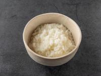 una ciotola di riso bianco seduta su un tavolo di ひだまりinn a Kamogawa