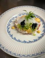 um prato branco com um pedaço de comida em Le Mange Grenouille em Bic