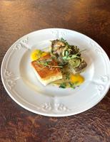 um prato de comida com torradas e ovos sobre uma mesa em Le Mange Grenouille em Bic