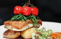 een sandwich met tomaten erop op een bord bij Invergarry Hotel in Invergarry