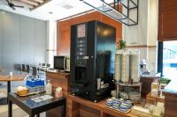 una macchina da caffè su un bancone in un ristorante di Airport Hotel Kumamoto a Ozu