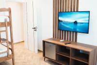 Marina Roomsにあるテレビまたはエンターテインメントセンター