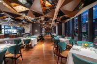 Un restaurante con mesas blancas y sillas verdes. en Atour Mansion Shanghai City Center, en Shanghái