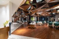 Un comedor con mesas y sillas y un techo en Atour Mansion Shanghai City Center, en Shanghái