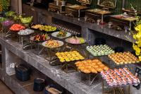 um buffet com muitos tipos diferentes de comida em exposição em 西安钟楼枫渡酒店旗舰店 em Xian