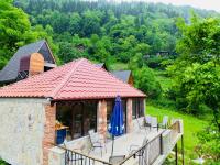 GundauriCheck Inn Merisi Spa and Resort的一座带躺椅和遮阳伞的建筑