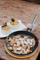 Villa Fiesta - Beachfront Getaway في Verna: مقلاة مليئة بالطعام فوق طاولة