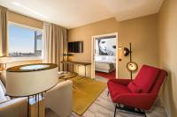 A television and/or entertainment centre at NH Collection Madrid Suecia