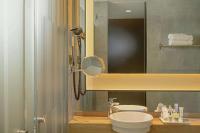 A bathroom at NH Collection Madrid Suecia