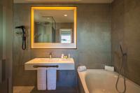 A bathroom at NH Collection Madrid Suecia