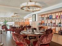 A seating area at NH Collection Madrid Suecia