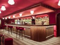 The lounge or bar area at NH Collection Madrid Suecia