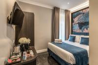 Łóżko lub łóżka w pokoju w obiekcie Hotel 55 Fifty-Five - Maison d'Art Collection