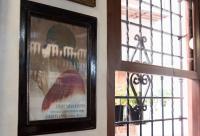 una foto en una pared junto a una ventana en Hotel Boutique Posada Castañeda, en Granada