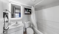 Ein Badezimmer in der Unterkunft South Padre Island Lodge