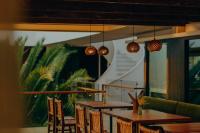 Dos mesas y sillas en un restaurante con luces. en Cartesiano Boutique & Wellness Hotel, en Puebla