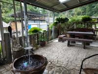 een patio met een fontein, een bank en een tafel bij Rattana's Resort in Ranong