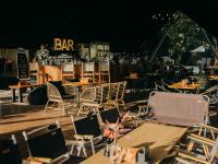 The Mangrove Phuket by Blu Monkey في شاطئ بنوا: مجموعة من الكراسي والطاولات في المطعم