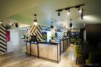 een restaurant met een bar met groene stoelen bij La Codrii Cajvanei in Cajvana