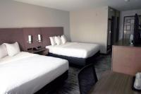 Ein Bett oder Betten in einem Zimmer der Unterkunft Country Inn &amp; Suites by Radisson, Council Bluffs, IA