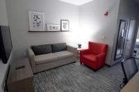 Ein Sitzbereich in der Unterkunft Country Inn &amp; Suites by Radisson, Council Bluffs, IA