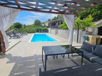 Bazén v ubytování Holiday House Above with pool and summer kitchen nebo v jeho okolí