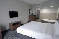 Ein Bett oder Betten in einem Zimmer der Unterkunft Country Inn &amp; Suites by Radisson, Council Bluffs, IA