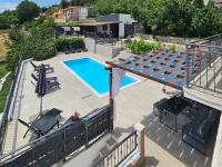 Bazén v ubytování Holiday House Above with pool and summer kitchen nebo v jeho okolí