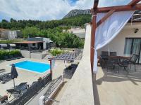 Bazén v ubytování Holiday House Above with pool and summer kitchen nebo v jeho okolí