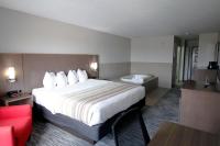 ein Hotelzimmer mit großem Bett und Badewanne in der Unterkunft Country Inn &amp; Suites by Radisson, Council Bluffs, IA in Council Bluffs