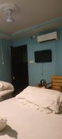 Un dormitorio con una cama blanca y una pared azul. en Hotel Diamond, en Bharatpur