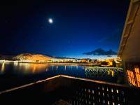 BugøynesにあるExplore Bugøynesの夜の水の景色