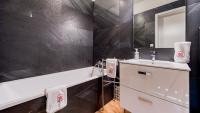 Kúpeľňa v ubytovaní Apartament Winter Feel z prywatną SAUNĄ - 5D Apartments