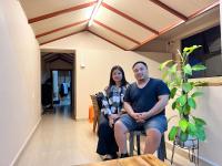 Un hombre y una mujer sentados en sillas en una casa. en Zaras Cottage, en Āīzawl