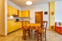 Kuchyňa alebo kuchynka v ubytovaní Apartments with a parking space Mali Losinj (Losinj) - 8026