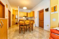 Kuchyňa alebo kuchynka v ubytovaní Apartments with a parking space Mali Losinj (Losinj) - 8026