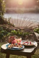 una mesa con dos platos de comida y una taza en Jamboree Creek Yoga, en North goa