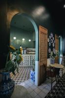 um restaurante com mesa e cadeiras e uma sala com pratos em Blu Monkey Boutique Phuket Town em Cidade Phuket